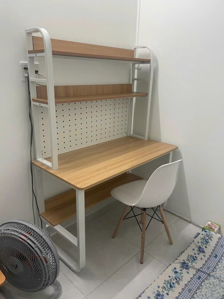 Bàn làm việc khung sắt cong có giá sách BH-BAB01 23 z6760166019943 1add4eaebca47f8638189a9bee2b971a 1