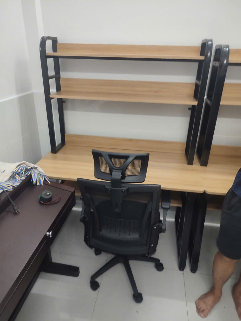 Bàn làm việc khung sắt cong có giá sách BH-BAB09 16 z6916077972068 b9c5d540e2fcdf620f222223c60e6c7c