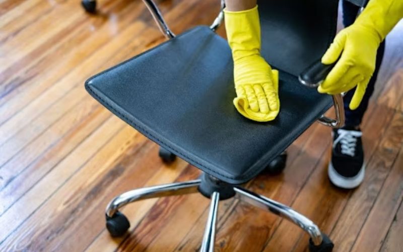 Cách vệ sinh ghế nỉ văn phòng - Bảo vệ nội thất và sức khỏe cho môi trường làm việc 2 Cách vệ sinh ghế nỉ văn phòng - Bảo vệ nội thất và sức khỏe cho môi trường làm việc