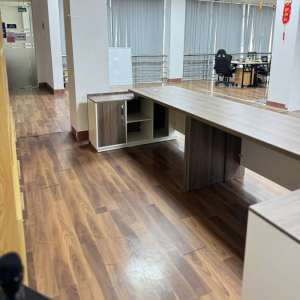 ban giam doc hai tang mat noi toi gian hien dai bgd134 02 1758958461.webp